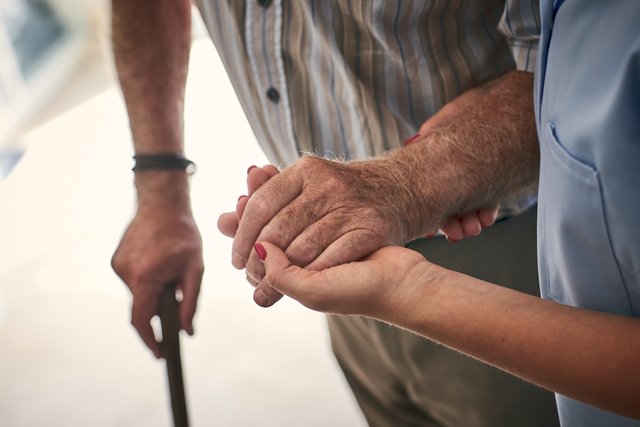 Bild helfende Hände in der Seniorenpflege und Betreuung