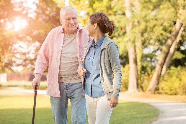 Spaziergang Senior und Pflegekraft